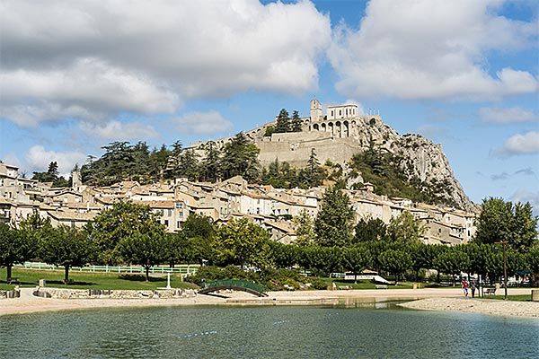 Camping Serres Ciela Village Les 2 Soleils Hautes Alpes Sisteron plan d'eau et citadelle