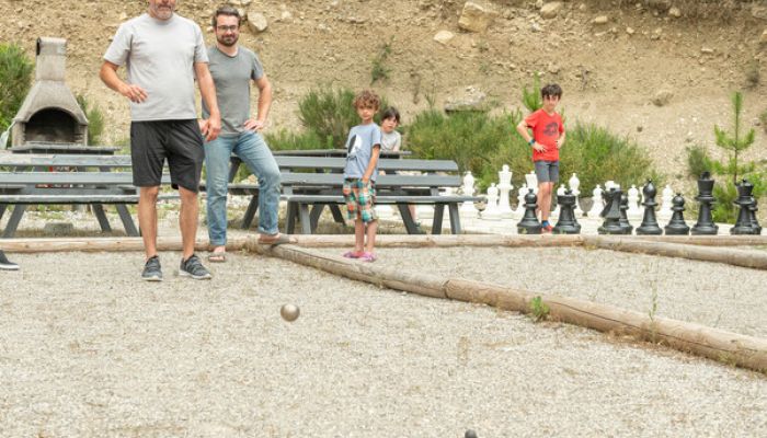 Camping dans les Hautes-Alpes avec activités et club enfant terrain pétanque
