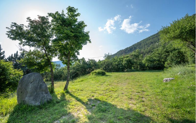 Camping dans les alpes location emplacements nus