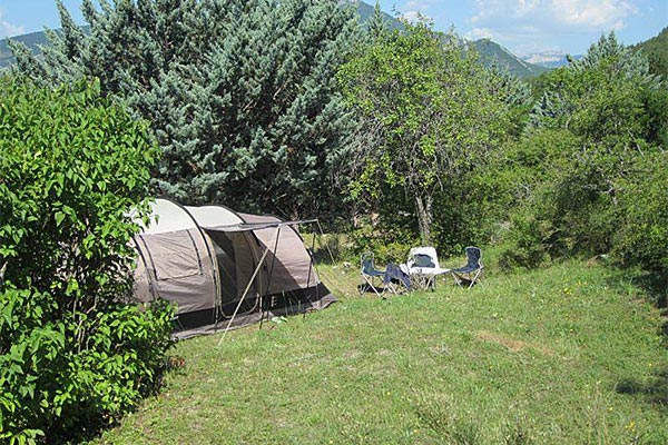 Location emplacements nus Hautes-Alpes tente