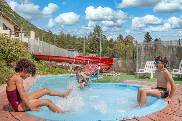 camping hautes-alpes avec piscine pataugeoire